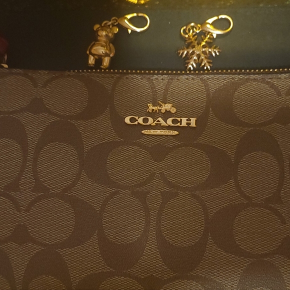 Coach - Large Corner Zip Wristlet In Signature Canvas with electric red - Picture 4 of 11